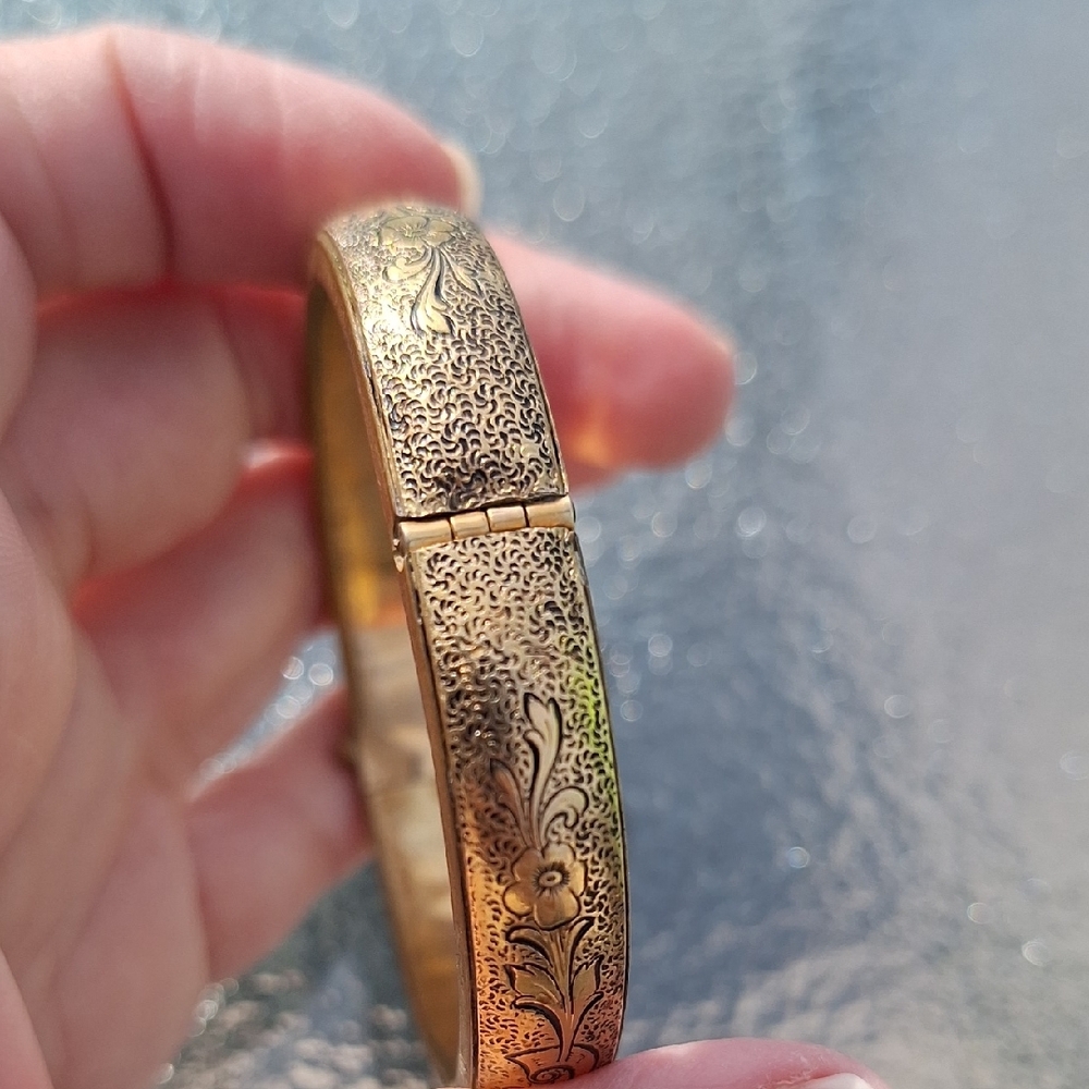 Gold 1/20 12K GF Intricately Engraved Hinged Bangle Bracelet Floral Pattern - Picture 3 of 7